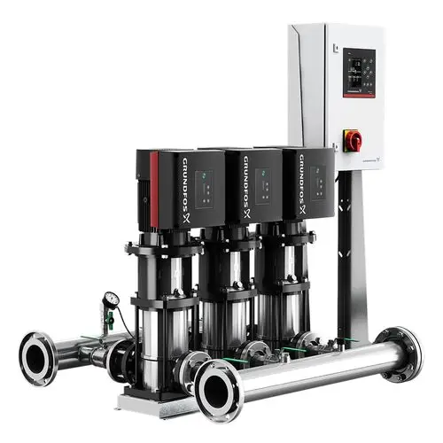 Druckerhöhungsanlage von Grundfos mit mehreren vertikalen Pumpen, einem Steuergerät und angeschlossenem Manometer zur Druckmessung.